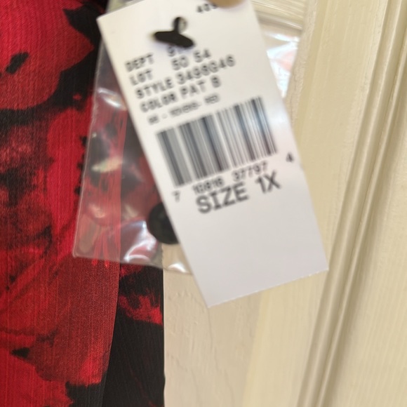 NWT Cute Red & Black Top With Stones & Beads Neckline Size 1X - Picture 4 of 8